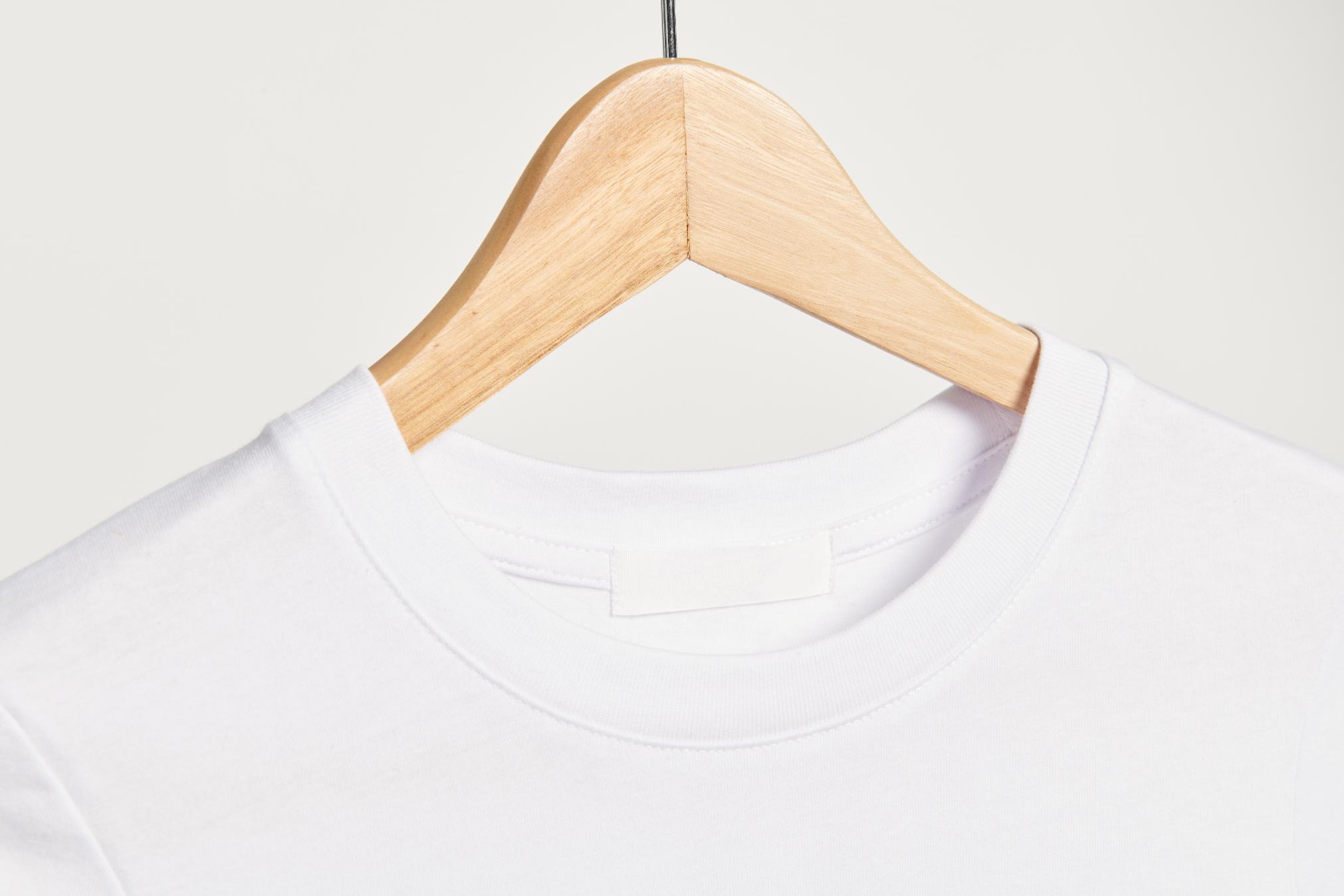 Ce culori se poarta in 2026 - tricou, umeras