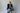 Ce inseamna smart casual (femeie cu par blond imbracata smart casual, sacou bleumarin, blugi skinny)